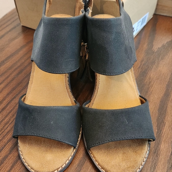 Cushionaire Rosanna Open Heel Sandal - Picture 3 of 5